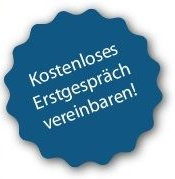 Blaues Abzeichen mit weißer Schrift „Kostenloses Erstgespräch vereinbaren!“ als Angebot.